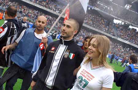 郑钦文狂揽1900万代言，伤病反弹能否满血冲2026？（郑钦文拿下1900万代言，伤病起伏后还能满血冲击2026吗？）