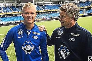 网红“小溥仪”现场观战北京国安比赛，与张稀哲合影留念