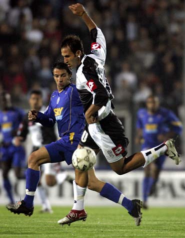 南通发布：苏超南通队载誉而归，3000多名球迷迎接城市英雄（南通发布：苏超南通队凯旋，三千余球迷迎接城市英雄）