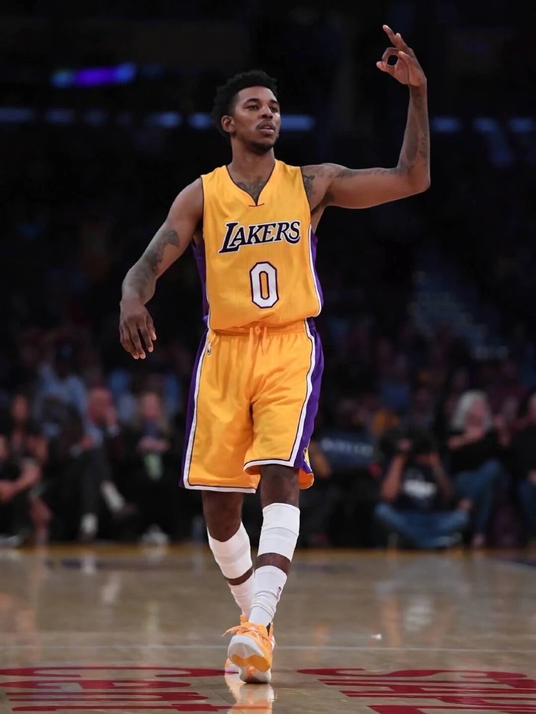 拜仁26／27赛季主场球衣谍照：红色基调搭配领口袖口金色线条（拜仁26／27赛季主场球衣曝光：通体红色，领口与袖口采用金色细边）