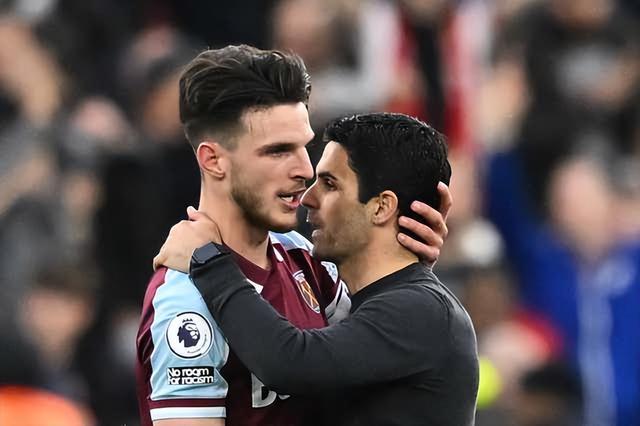 欧文突破造成杀伤球成功，全场尖叫（欧文强突打成2+1，全场沸腾）