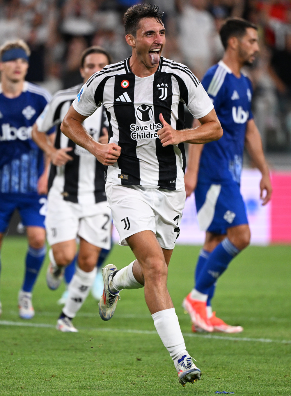 随阿根廷队在西班牙公开训练，梅西：感谢今天到场的所有人（阿根廷队在西班牙进行公开训练课，梅西向到场观众致谢）