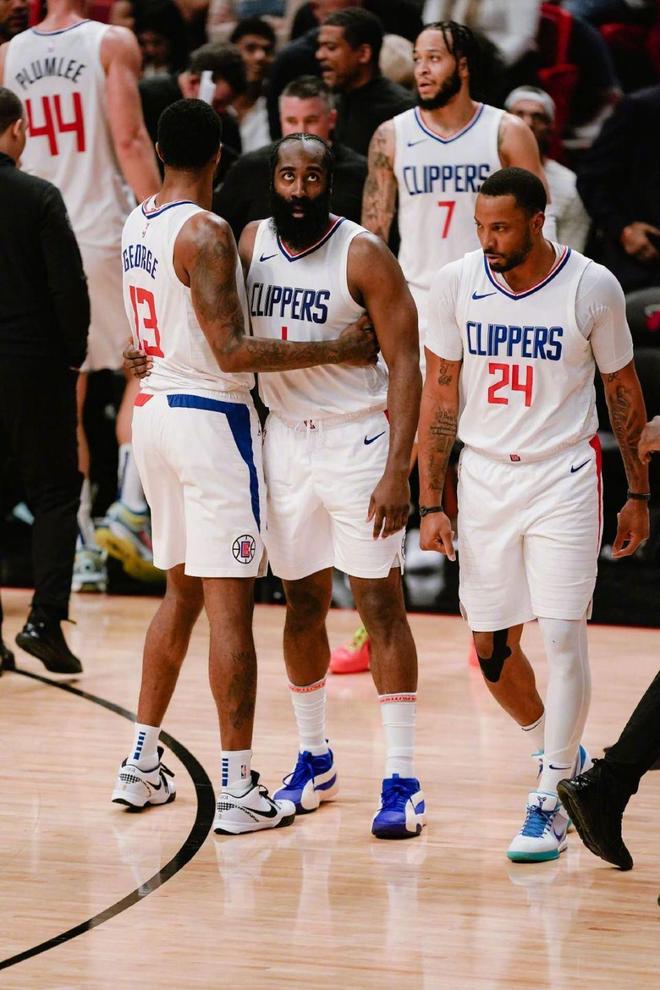 李嗣镕：在场上一点也不紧张，就想为津门虎队奉献自己的全部（李嗣镕：比赛毫不紧张，只想为津门虎队倾尽全力）